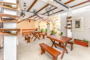 une terrasse avec des tables de pique-nique et des bancs. dans l'établissement Apartments Bella di Boka, à Tivat