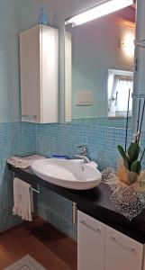 Colle Umberto的住宿－Torretta sul Colle，一间带水槽和镜子的浴室