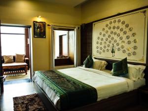 Kama o mga kama sa kuwarto sa Dwivedi Hotels Sri Omkar Palace