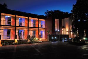 una vista exterior de un edificio por la noche en Hudson House, en Pretoria