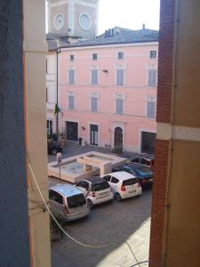 una vista da una finestra di un parcheggio con auto di Casa Medea a Gualdo Tadino