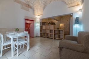 A seating area at Le Piccole Case Bianche