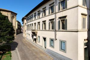 Une rue vide dans un bâtiment blanc dans l'établissement Hotel Tiferno, à Città di Castello