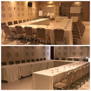 ein großes Zimmer mit Tischen und Stühlen in der Unterkunft Pacha hotel in Sfax