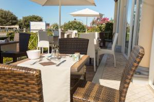 A restaurant or other place to eat at Savoy Hotel