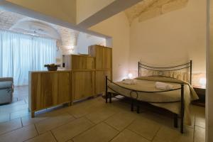 ein Schlafzimmer mit einem Bett in einem Zimmer in der Unterkunft White House Flats & Studios in Ostuni