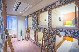 Ce dortoir comprend des lits superposés. dans l'établissement Feel Osaka Yu, à Osaka