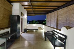 - un salon avec un banc et un canapé dans l'établissement Villa 47 Colombo, à Pannipitiya