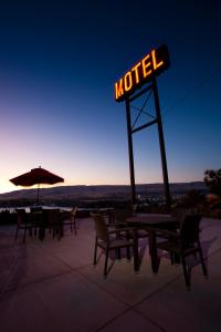 a motel sign sitting on top of a patio at Celilo Inn in The Dalles
