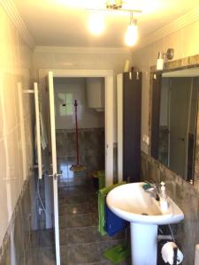 La salle de bains est pourvue d'un lavabo et d'un miroir. dans l'établissement El Lagar, à Aller