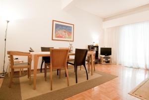 Telewizja i/lub zestaw kina domowego w obiekcie Acropolis area 5 minutes to the Museum and metro