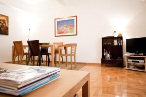Telewizja i/lub zestaw kina domowego w obiekcie Acropolis area 5 minutes to the Museum and metro