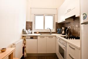 Kuchnia lub aneks kuchenny w obiekcie Acropolis area 5 minutes to the Museum and metro