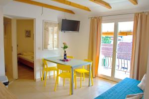 TV a/nebo společenská místnost v ubytování Apartments Cala + 20 fotografií