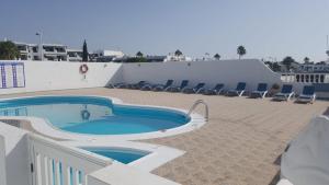 duży basen na dachu ośrodka w obiekcie Vivienda Aries w Puerto del Carmen