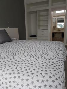 Łóżko lub łóżka w pokoju w obiekcie Vivienda Aries