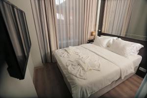 Een bed of bedden in een kamer bij Ferman Pera Hotel