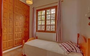 a small bedroom with a bed and a window at Casitas Vista Valle Bajo in El Paso