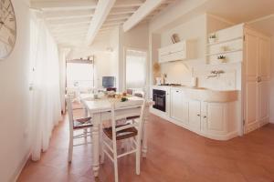 una cucina con tavolo e sedie in una stanza di Il Cantinone a San Vincenzo