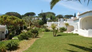 vistas a las villas desde el jardín en Casa Esperança, en Albufeira