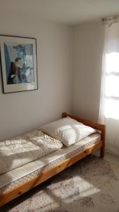 una cama sentada en una habitación junto a una ventana en Maison d'Alsace, en Breitenbach-Haut-Rhin