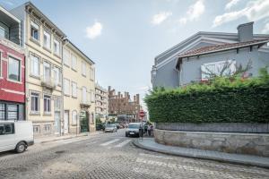 uma rua numa cidade com edifícios e carros em SwissPorto Guest House no Porto