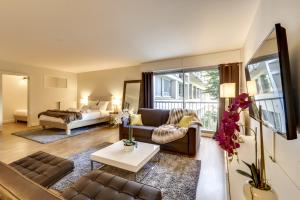 una sala de estar con un sofá y una cama en Stylish Loft in Saint-Germain Des Près, en París