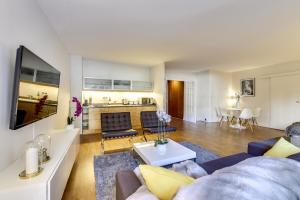 una sala de estar con un sofá y una mesa en Stylish Loft in Saint-Germain Des Près, en París