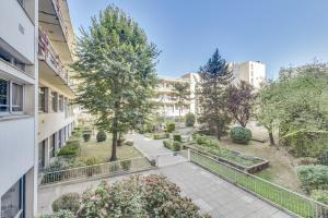 Apartamento con balcón con pasarela y árboles en Stylish Loft in Saint-Germain Des Près, en París