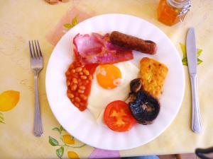 ゲストハウスの敷地内または近くでの食事または食べ物