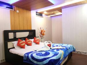 a bedroom with a bed with a stuffed animal on it at Haveli Taragarh Palace in Būndi +86 photos