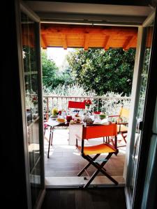 patio con tavolo e sedie sotto il portico di Villa Colli Storici a Desenzano del Garda