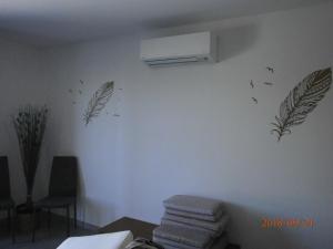 a room with some feathers on the wall at Le Domaine De Marie in Palasca