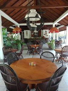 jadalnia z drewnianymi stołami i krzesłami w obiekcie Rini hotel w mieście Lovina