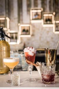 zwei Cocktails auf einer Theke mit einem Drink in der Unterkunft 't Goude Hooft in Den Haag