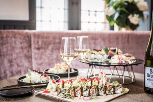 une table avec trois assiettes de nourriture et des verres de vin dans l'établissement 't Goude Hooft, à La Haye