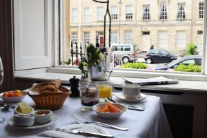 un tavolo per la colazione con cibo e vista su una strada di The Windsor Town House a Bath