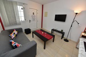 sala de estar con sofá y mesa en Ayita House en Arrecife