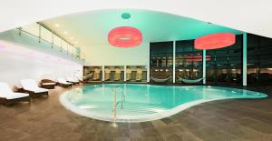 Bazén v ubytování PRISMA Parkhotel Wehrle nebo v jeho okolí
