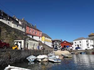 einer Gruppe von Booten, die in einem Wasserkörper angedockt sind in der Unterkunft Wild Air Guest House in Mevagissey