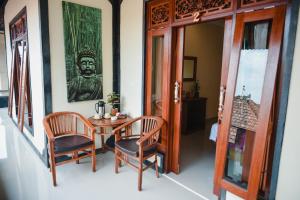 - une salle à manger avec une table et deux chaises dans l'établissement Deko House, à Ubud