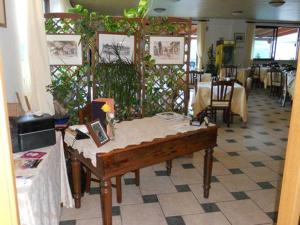um quarto com uma mesa e cadeiras num restaurante em Casa-Albergo Tiroasegno em Lama dei Peligni