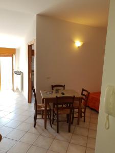 jadalnia ze stołem i krzesłami w obiekcie Casa-Albergo Tiroasegno w mieście Lama Di Peligni +34 zdjęcia