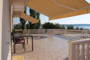Ein Balkon oder eine Terrasse in der Unterkunft Apartments Side Adriatic