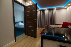 Zimmer mit einer Tür, die zu einem Schlafzimmer führt in der Unterkunft JAB Apartments Panoramika Business & Family in Stettin