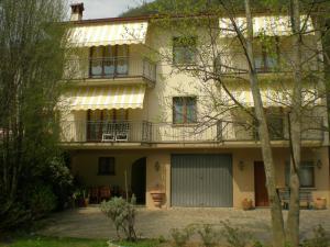 un edificio de apartamentos con balcón y garaje en Casa vacanze Donatella, en Carenno