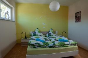 um quarto com uma cama com uma parede verde em Ferienwohnung Keull em Coesfeld