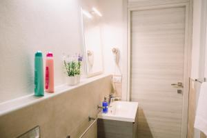 A bathroom at Apartment in the Heart of the City Még 12 kép