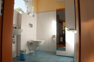 uma casa de banho com um WC e um lavatório em Ferienwohnung Keull em Coesfeld