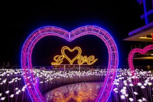 Una demostración de luz del corazón en una ciudad por la noche en I-city Sweet, en Shah Alam 52 fotos más